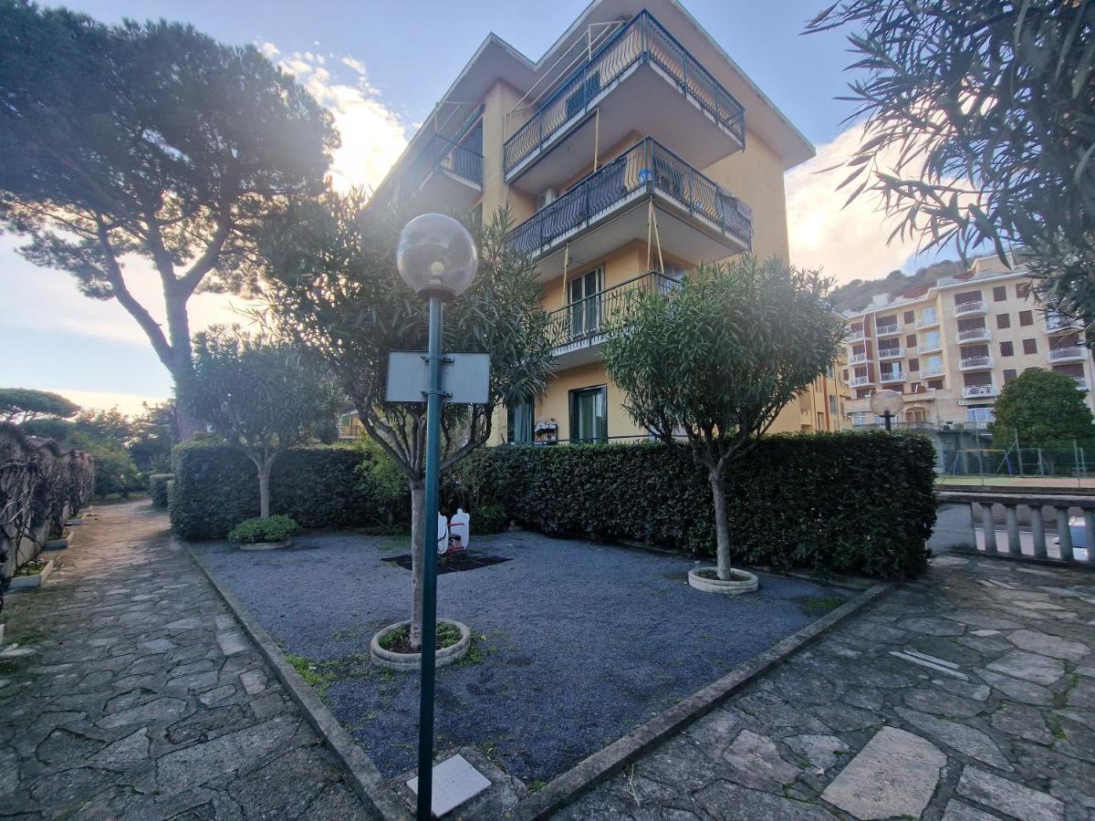 650 Metri Dal Mare - Wifi - Terrazzo - Piscina - A/C Appartamento Pietra Ligure Esterno foto